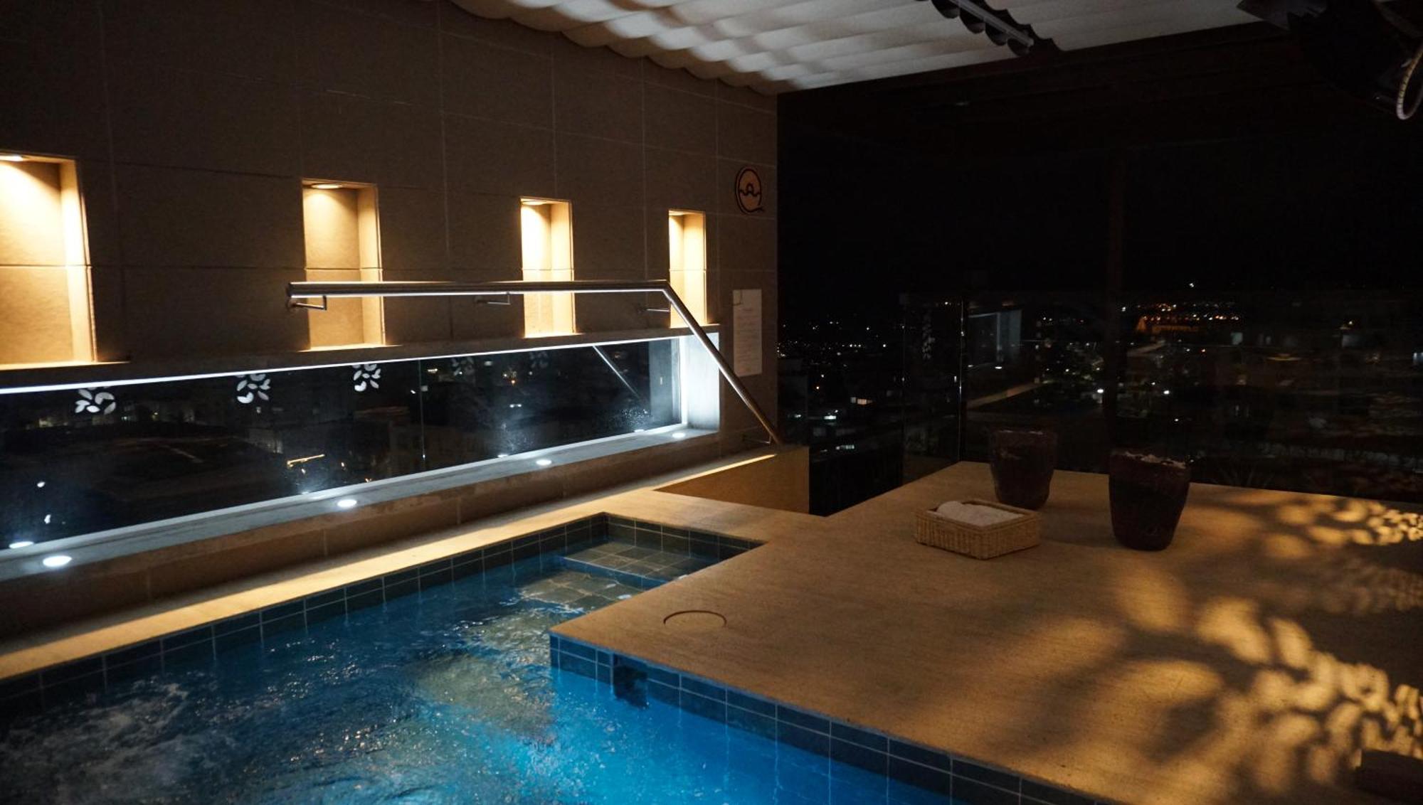 Quo Quality Hotel Манисалес Экстерьер фото The rooftop pool at the hotel